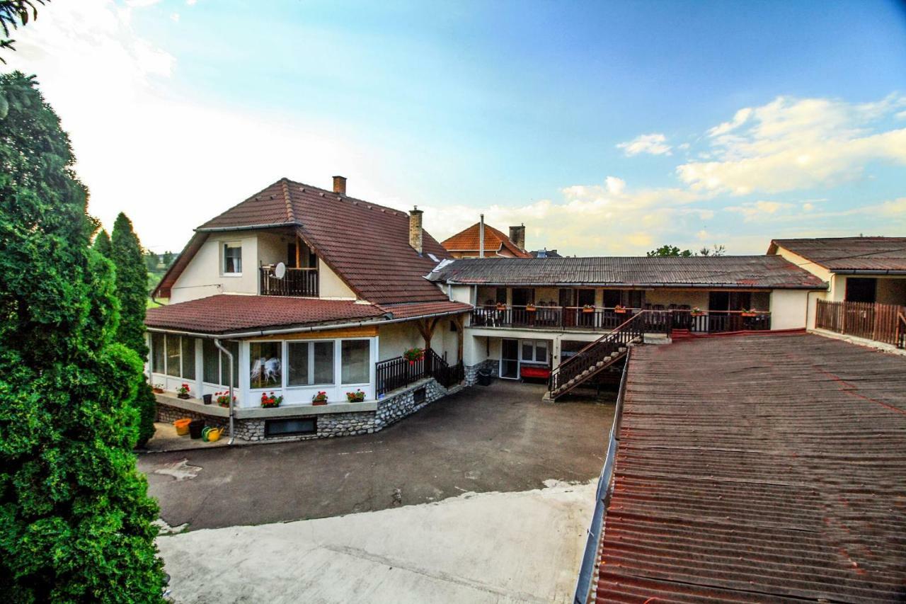 Horvath Vendeghaz Hotel Monosbel Exterior photo